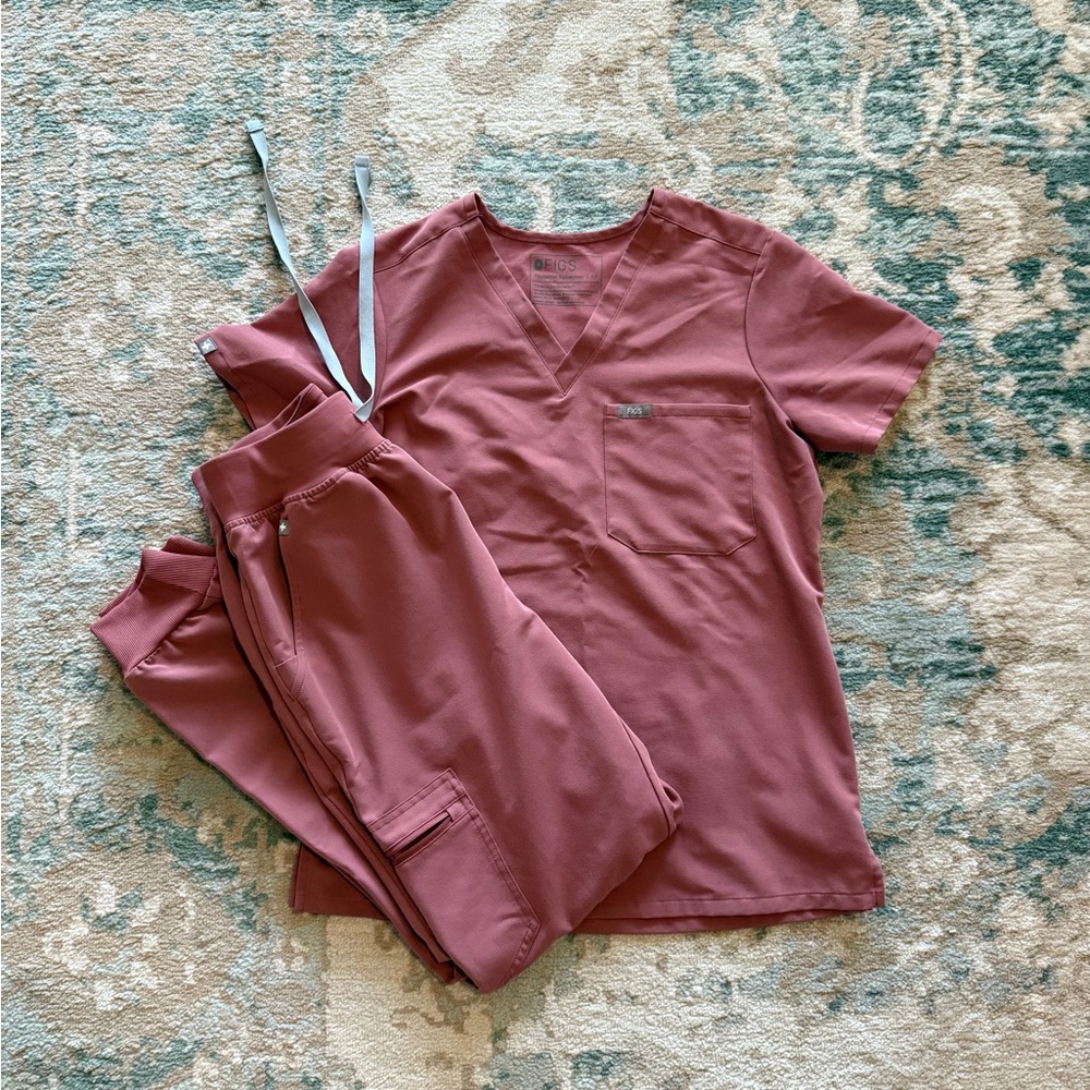FIGS Scrub Set – Top XS / Bottoms S – Mauve/Rose Pink